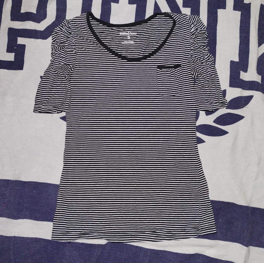 Cute puffy shoulder top - Picture 1 of 3
